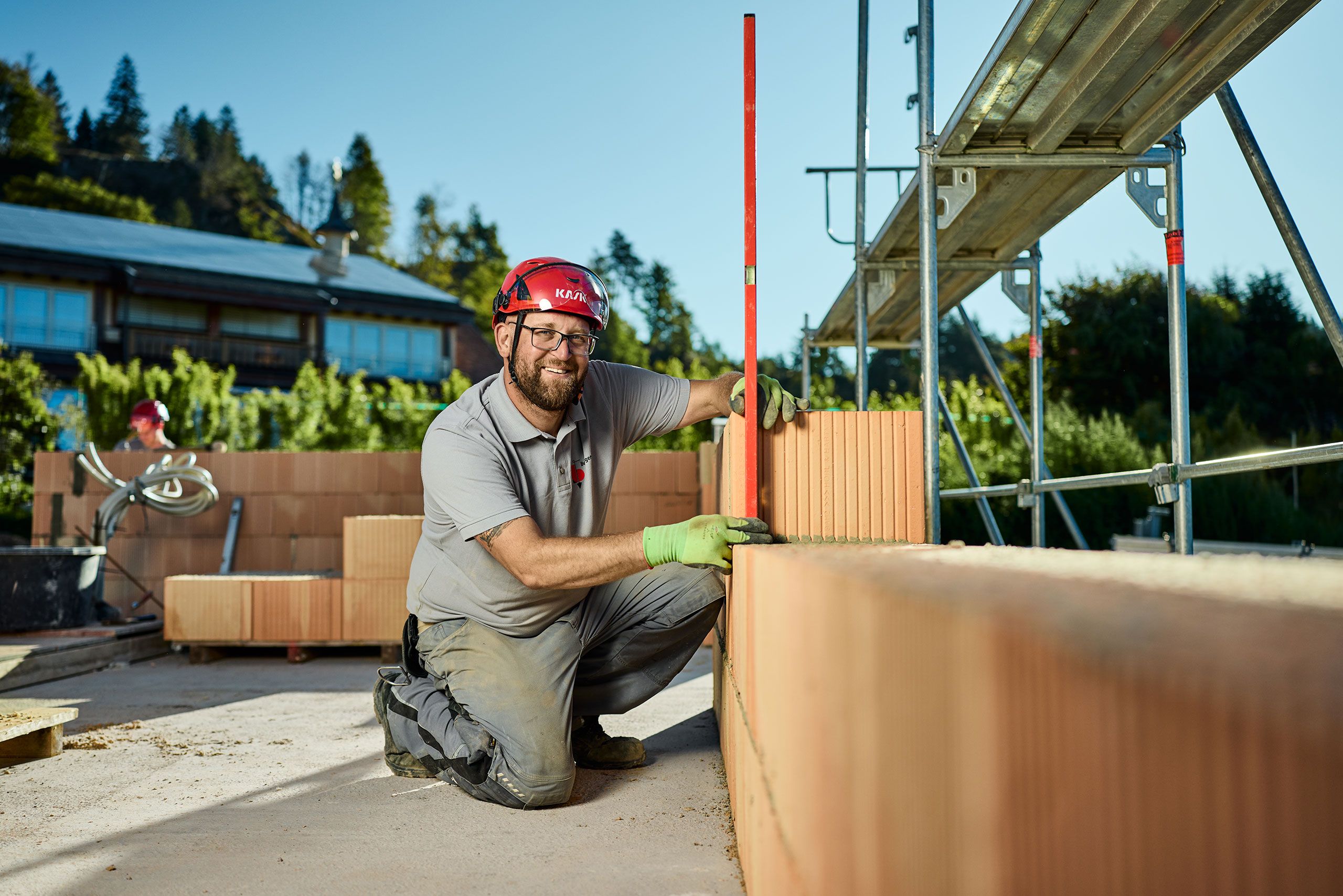 Mitarbeiter nimmt Maße beim mauern