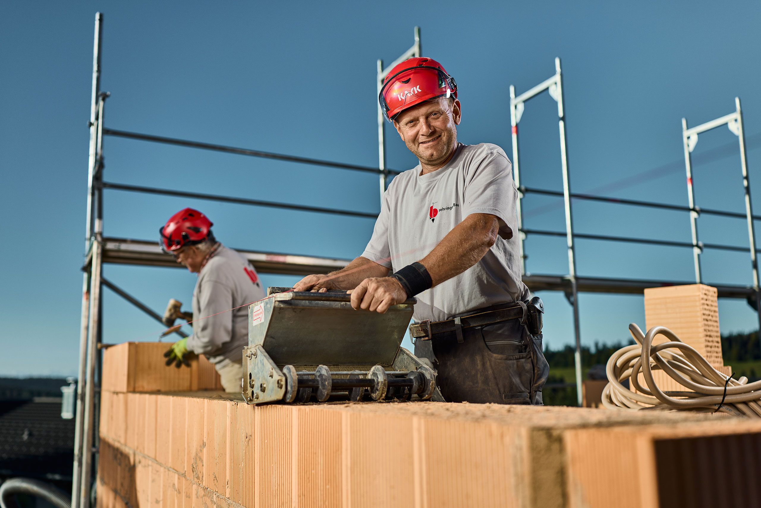 Mitarbeiter bei der Arbeit mit Mörtelschlitten