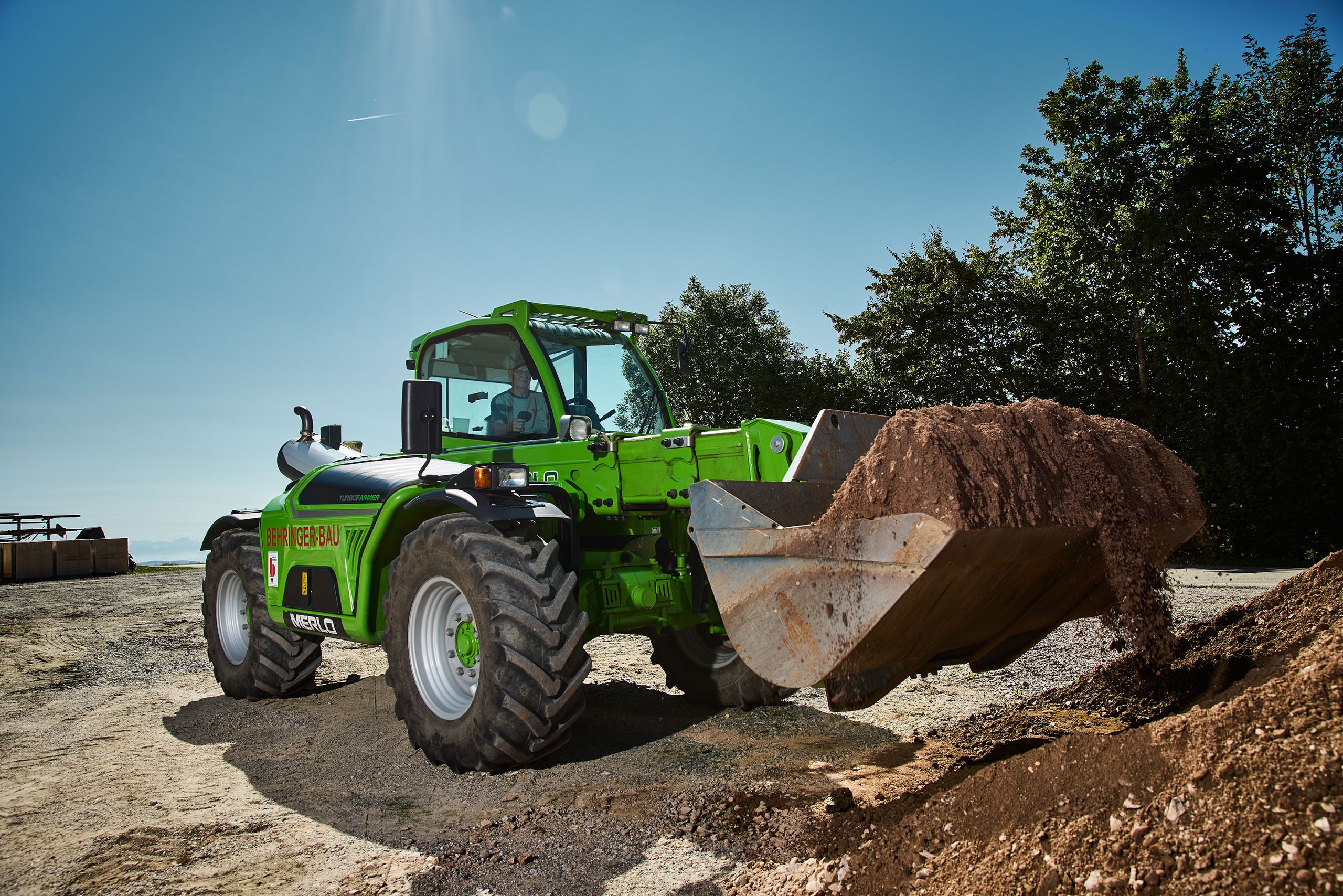 Großer Schaufelbagger vor Erdhaufen