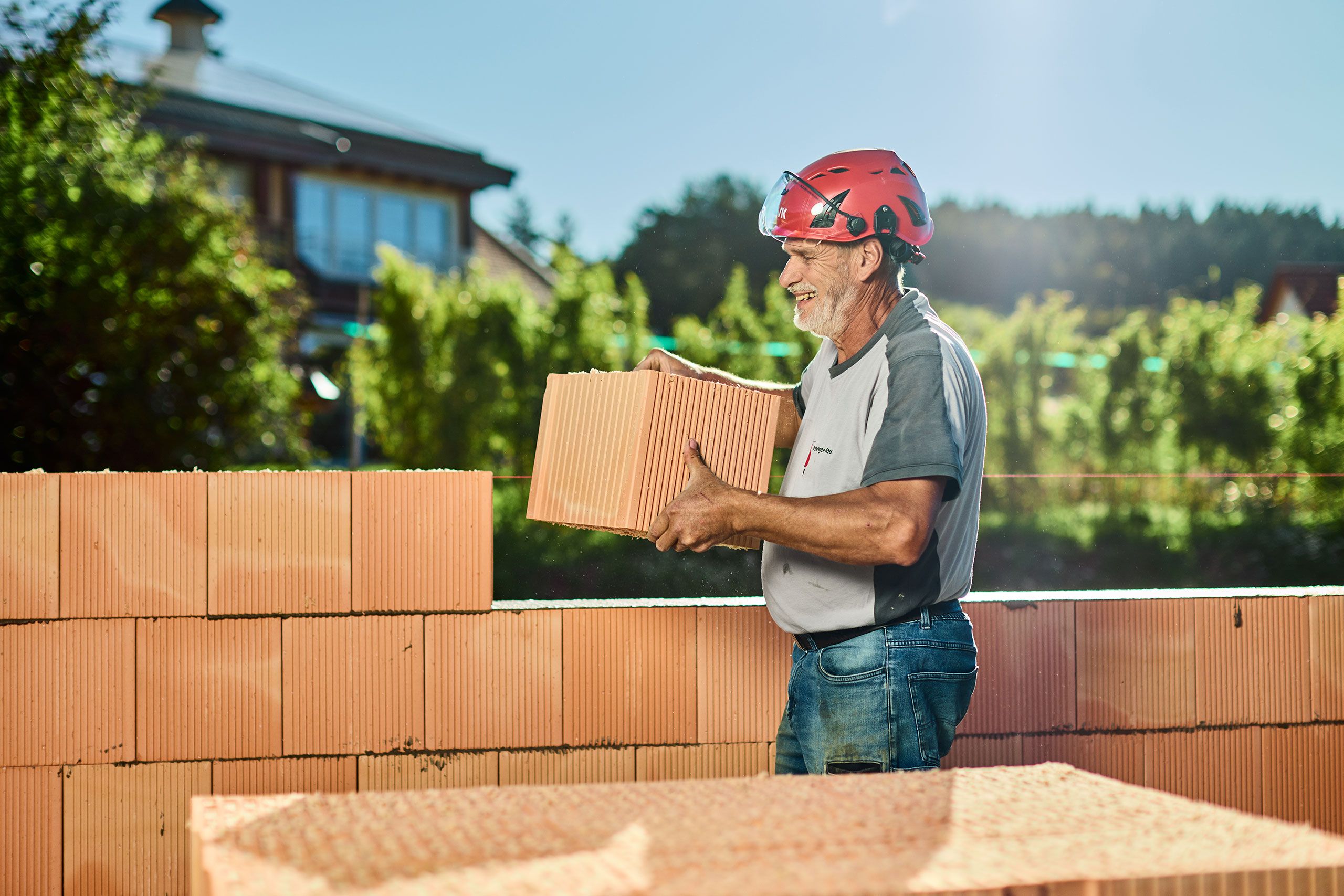 Mitarbeiter am Mauer setzen