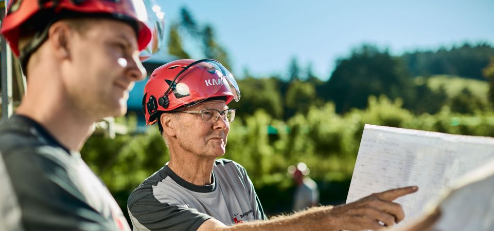 Rolf und Tobias Behringer am planen
